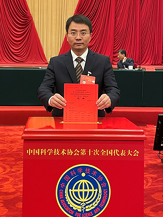 劉文峰(第十四屆全國人大代表,江西飛尚科技有限公司董事長、總經理、研究員) 劉文峰(第十四屆全國人大代表,江西飛尚科技有限公司董事長、總經理、研究員)