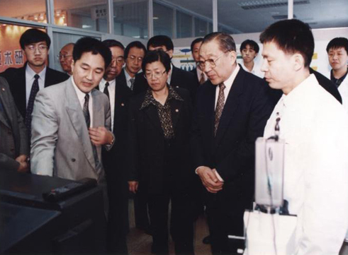 1999年時任副總理李嵐清參觀實驗室