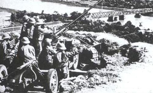 中國人民解放軍援越高炮部隊在越南守衛北方的橋樑