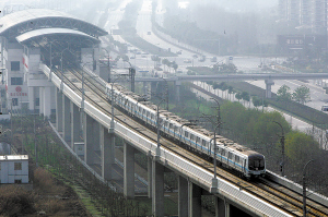 上海捷運9號線列車行駛在松江大學城區間