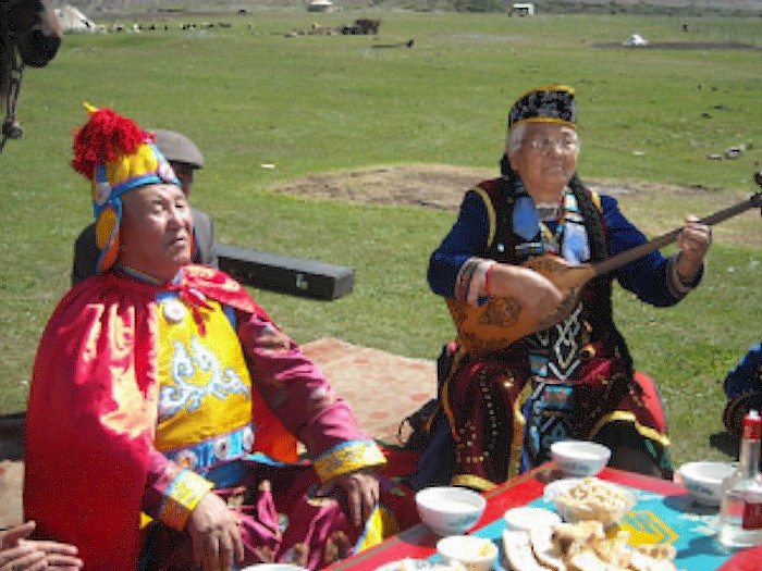 圖3 蒙古族民眾在集會上彈奏托布秀爾
