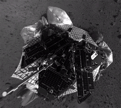 火星表面上的“勇氣號”的俯視圖