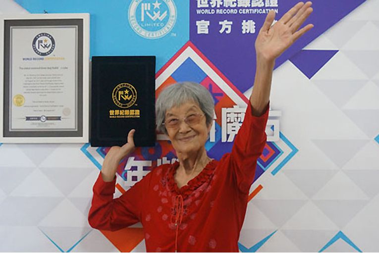 劉淑明(最高齡還原三階魔方世界紀錄擁有者) 劉淑明(最高齡還原三階魔方世界紀錄擁有者)