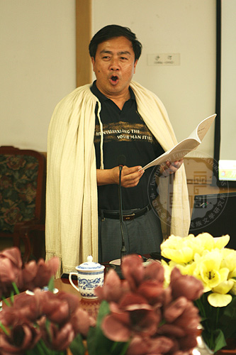 羅慶春教授正在用母語朗誦彝族詩歌