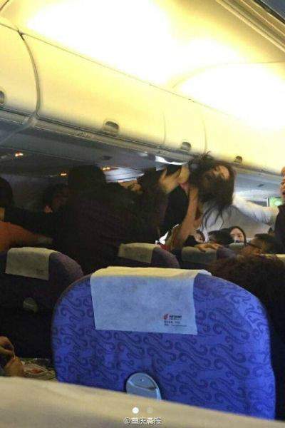 重慶飛香港航班乘客打群架