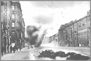列寧格勒的主要街道涅夫斯基大道遭受炮轟