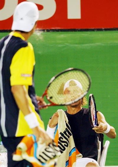 2005年澳網切拉在比賽中向對手休伊特吐口水