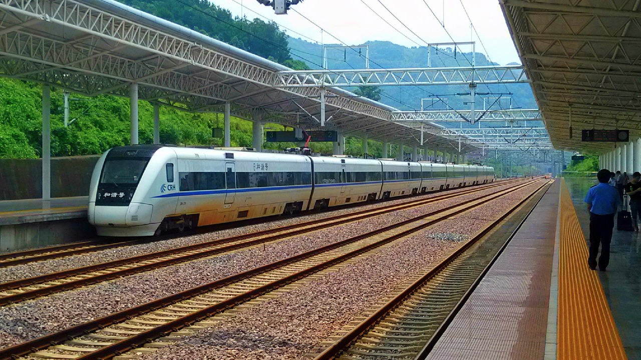 停靠霞浦站2站台的動車組列車