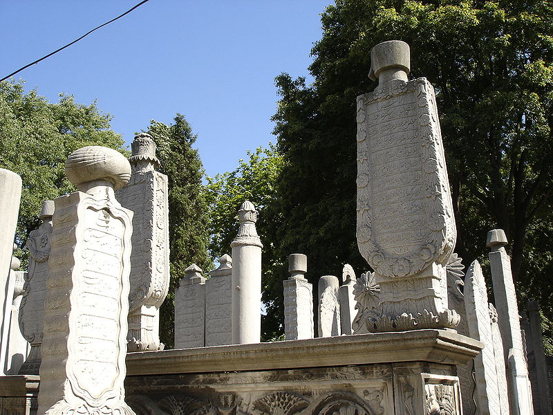 在伊斯坦堡土耳其的墓碑，上限頭巾