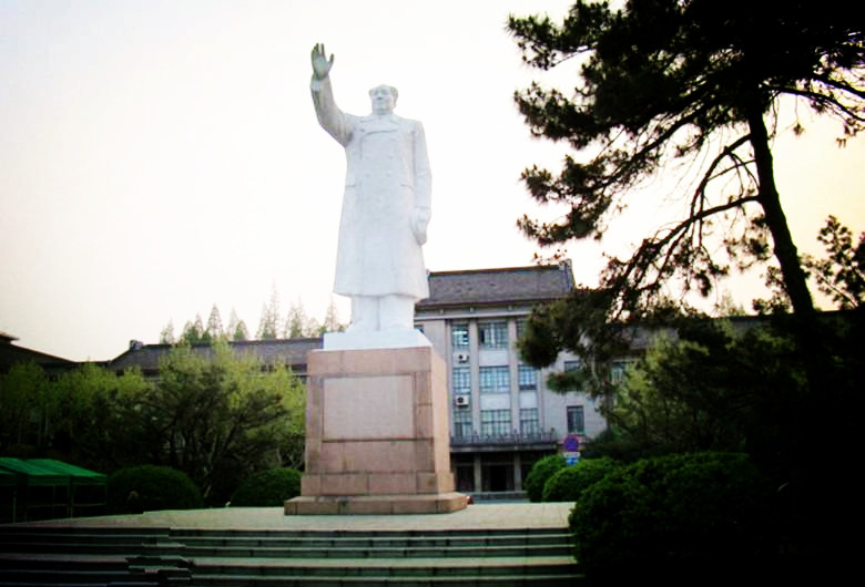 校園內的毛主席雕像