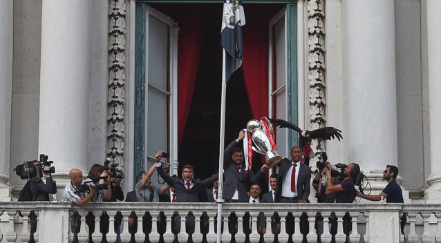 慶祝聯賽四連冠，本菲卡在里斯本市政大廳高舉獎盃