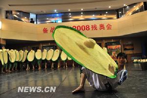 中國殘疾人藝術團的演員們在排練舞蹈