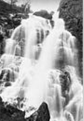 高山嶺西邊峽谷中莫里亞塔瀑布的階梯狀瀑布