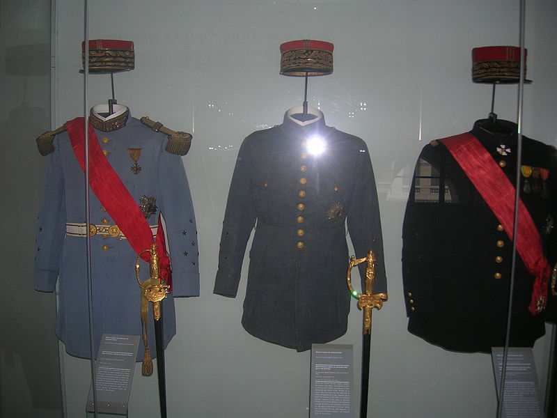 貝當的陸軍元帥制服（左一）