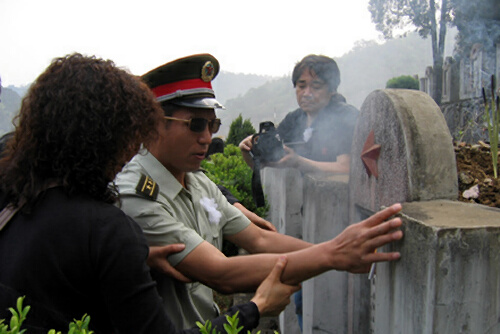 安忠文在麻栗坡烈士陵園為犧牲的戰友掃墓