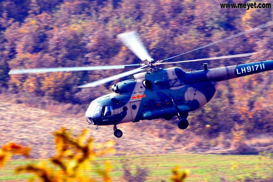 米-171直升機在山區超低空飛行