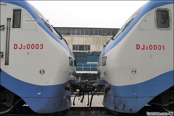 DJ2型0003號機車與0001號機車
