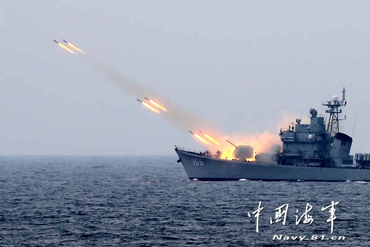 珠海號驅逐艦在軍演中齊射火箭深彈