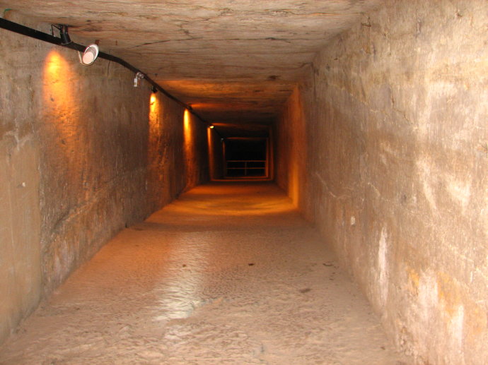 漢墓中的黃泉道，又稱相思路
