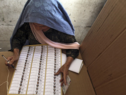阿富汗婦女在選舉中行使投票權
