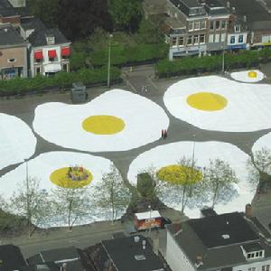 荷蘭藝術家街頭攤出巨形