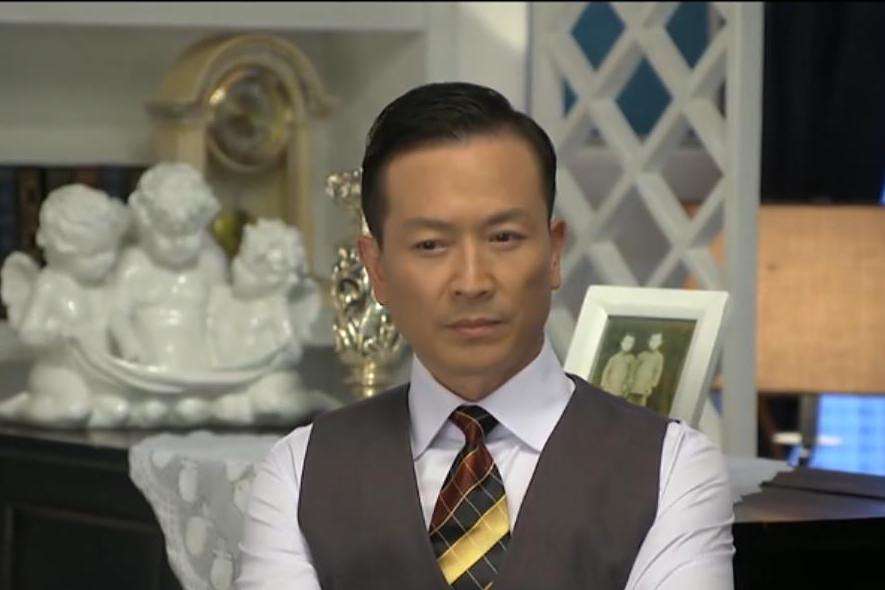 羅世平(電視劇《面具背後》中的虛構角色,由演員張弓飾演。) 羅世平(電視劇《面具背後》中的虛構角色,由演員張弓飾演。)
