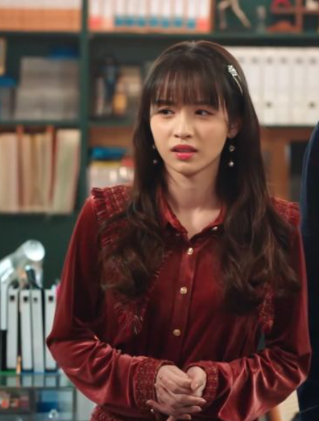 嚴莉娜(《住在我隔壁的甲方》 中的角色) 嚴莉娜(《住在我隔壁的甲方》 中的角色)