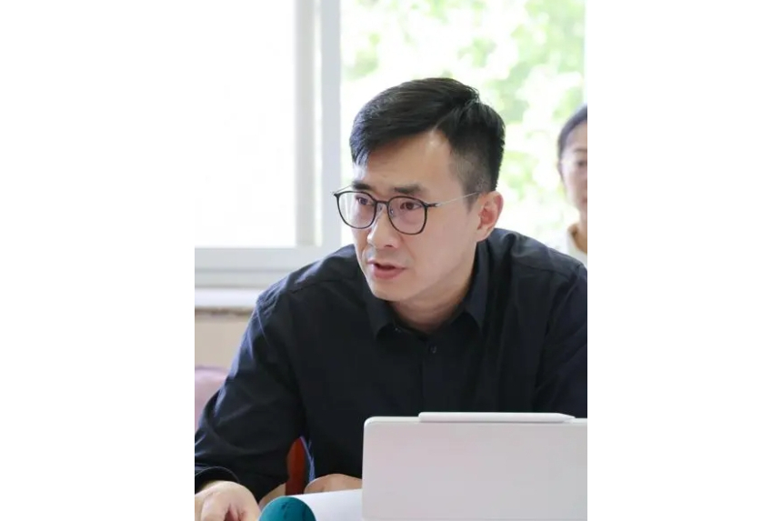 王崬(江蘇鳳凰科學技術出版社副總編輯)