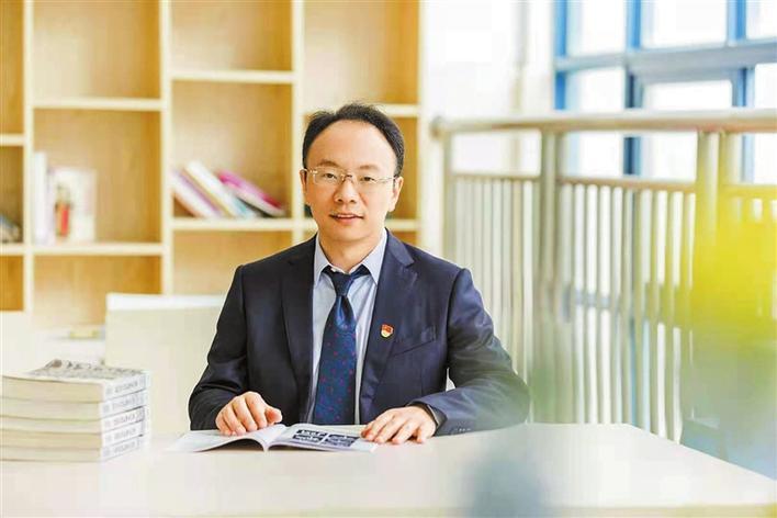 姚亮(廣東省深圳市龍城高級中學校長) 姚亮(廣東省深圳市龍城高級中學校長)