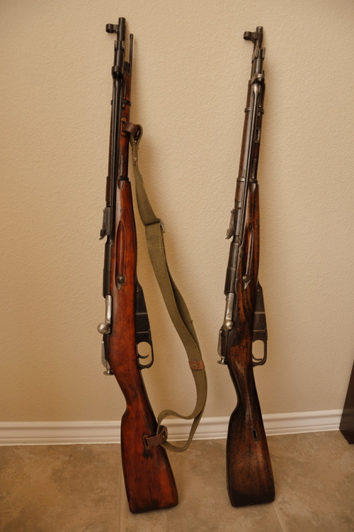 左為蘇聯莫辛納甘M1944卡賓槍，右為中國53式步騎槍