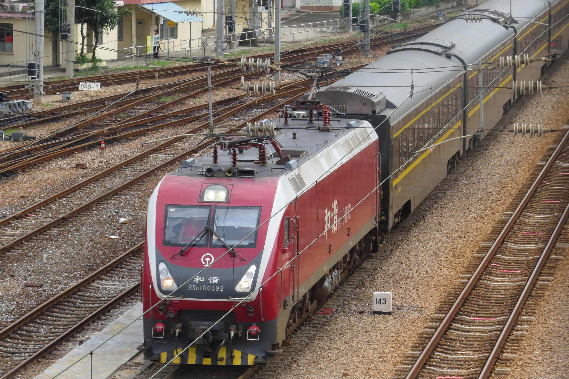 和諧1D型0192號機車牽引Z108次列車通過筍崗站