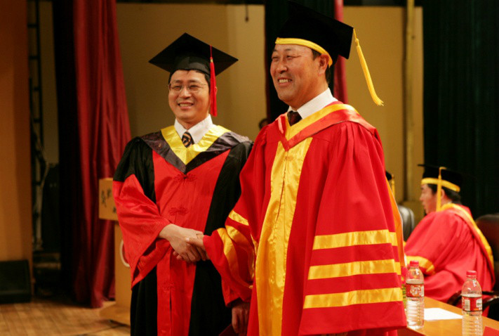 華北電力大學校長劉吉臻（右一）-學位授予