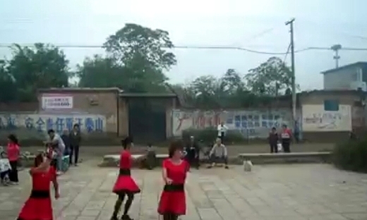 跳廣場舞的村民
