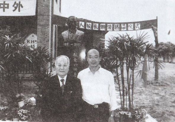 百年校慶前夕，程開甲參加顧惠人銅像揭幕儀式。