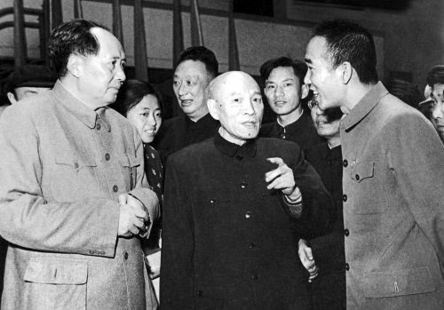 1958年，毛澤東同志在武漢大學考察