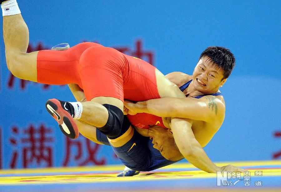 內蒙古選手烏雲畢力格（右）在決賽中