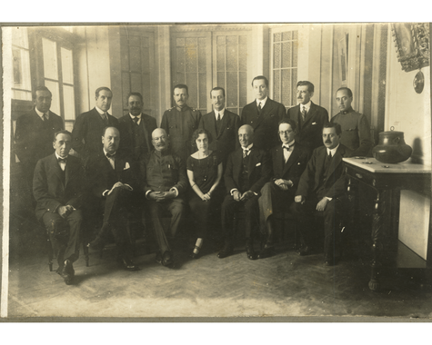 1925年，伊瓦涅斯和其他的內閣成員