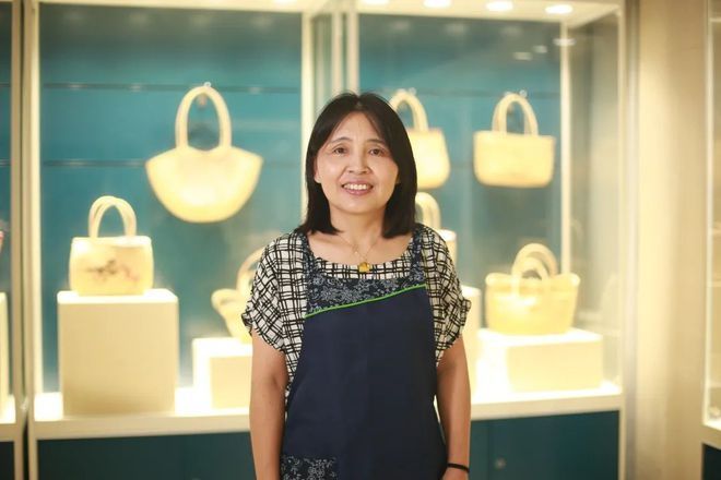 王勤(上海徐行草編文化發展有限公司草編工作人員) 王勤(上海徐行草編文化發展有限公司草編工作人員)