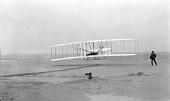 萊特兄弟首次飛行便是使用前翼