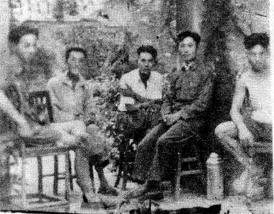 唐君照（右2）與嚴耀開、胡楊等（1946）