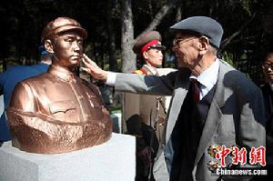 2010年10月24日朝鮮志願軍烈士陵園祭奠烈士