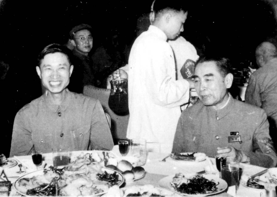 徐景賢（左）與周恩來在宴會上同桌