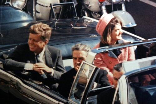 1963年甘迺迪遇刺前，甘迺迪前面為康納利州長