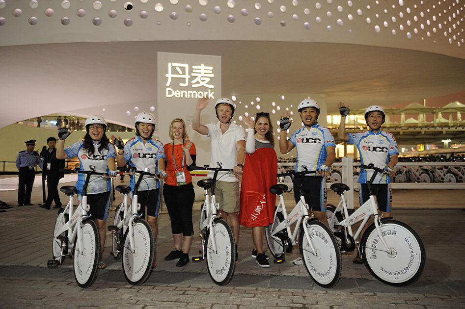 在上海世博會丹麥國家館騎行腳踏車
