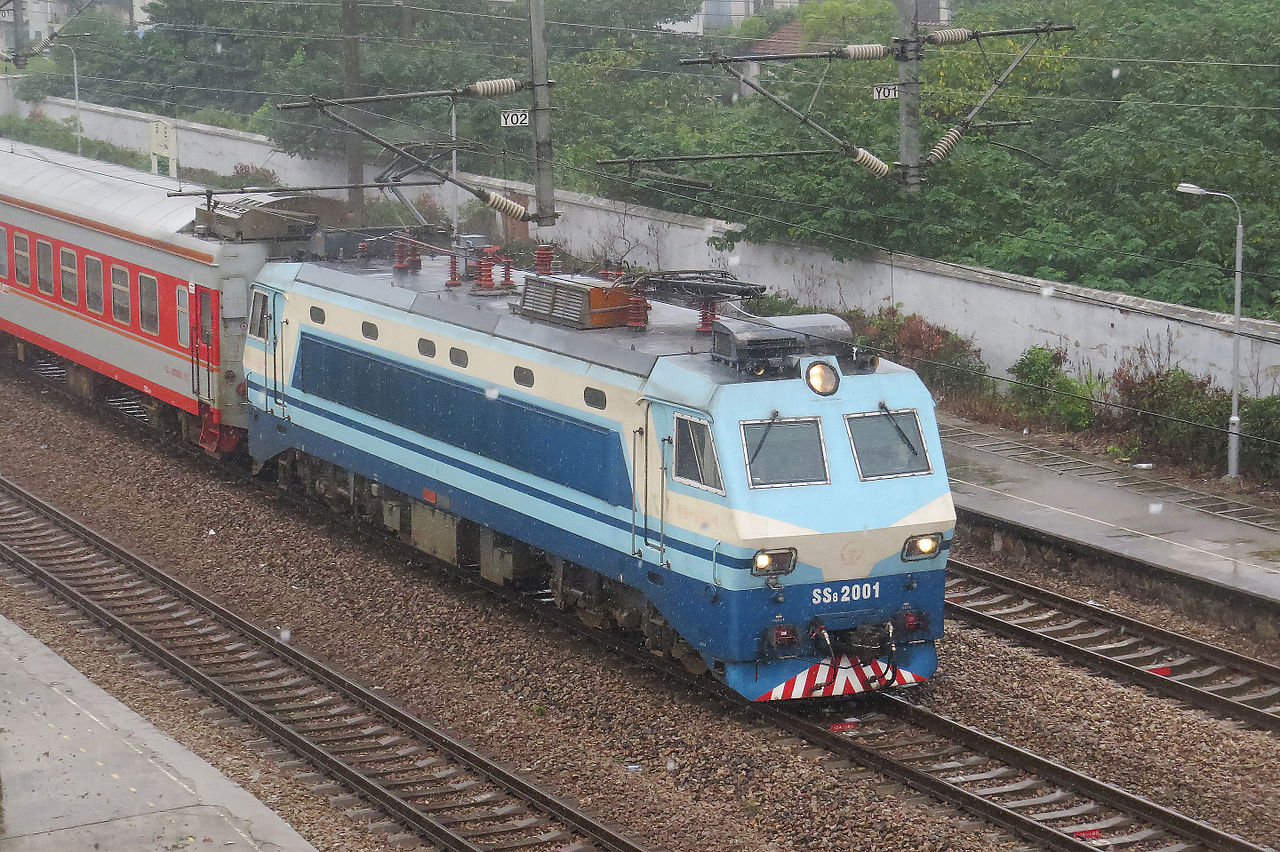 韶山8型2001號機車牽引重慶北至上海南的K72次列車通過莘莊站