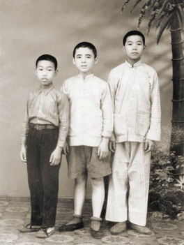 江繼明（左）當學徒時與兩位師兄的合影