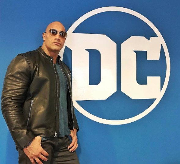 道恩·強森開會前和DC  Logo的合影
