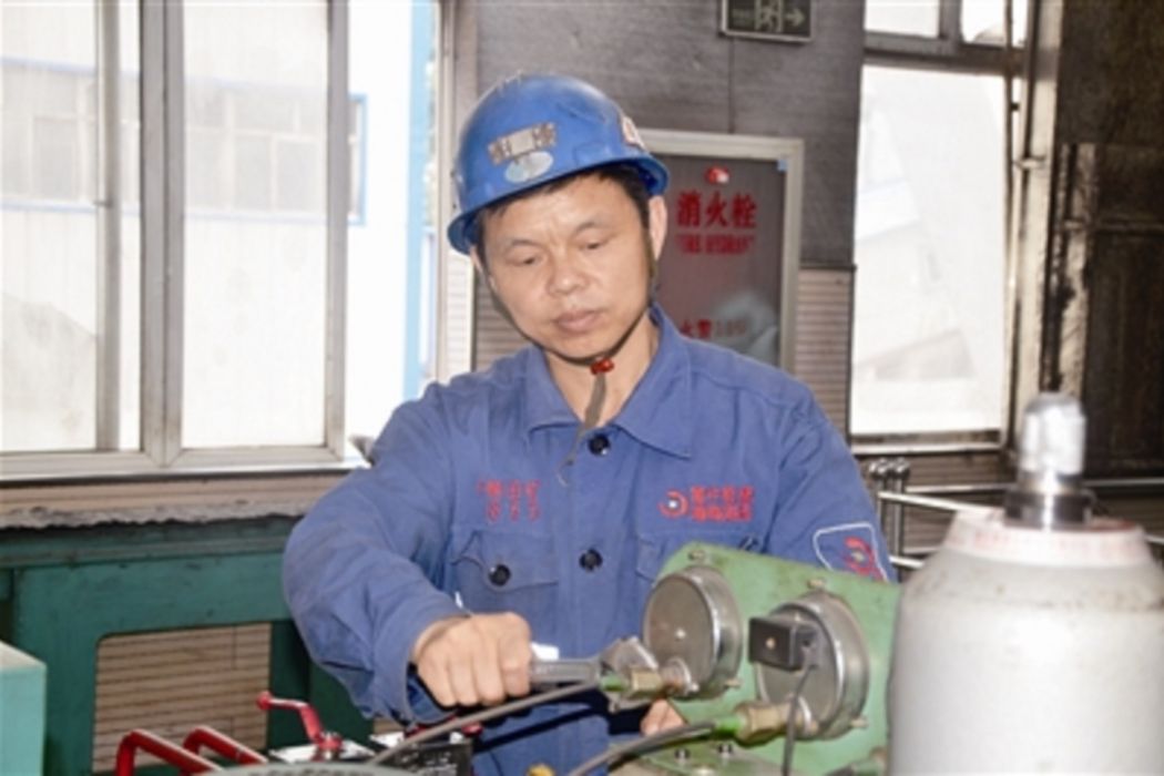 張玉芳(冀中能源峰峰集團梧桐莊礦機電區工長) 張玉芳(冀中能源峰峰集團梧桐莊礦機電區工長)