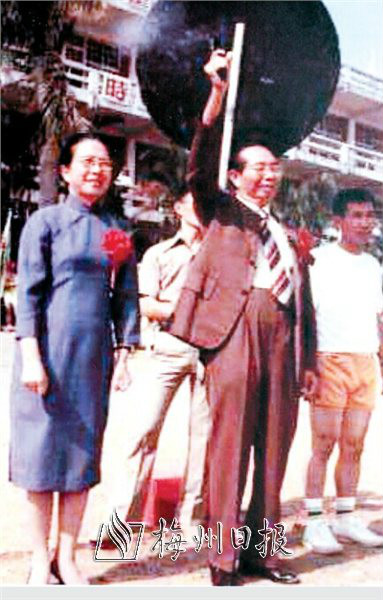 十五周年校慶，拔河比賽由蔡亞萍與黎明鳴槍