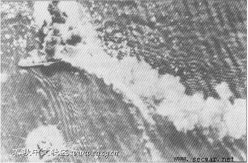 被擊中的日本運輸船熊熊燃燒